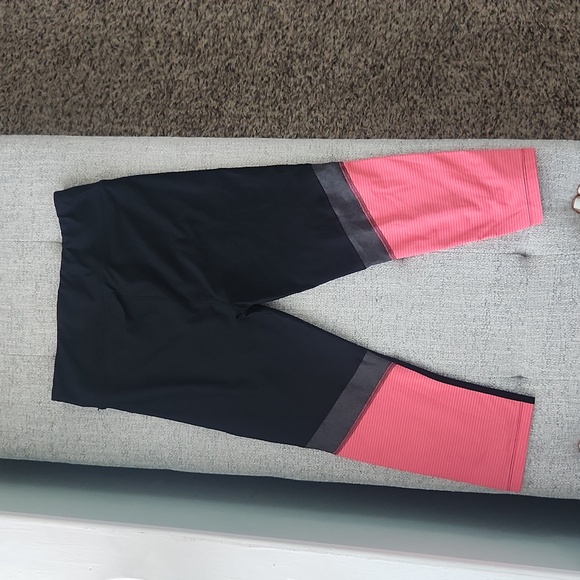 Under Armour Heat Gear Crops - Picture 4 of 7